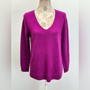 41 HAWTHORN Magenta 💯 Cashmere V neck sweater size M